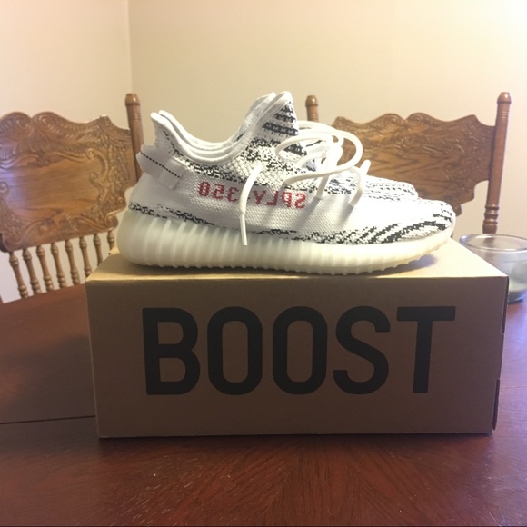 Adida Yeezy Boost 350 v2 Size 9.5 - Picture 2 of 8