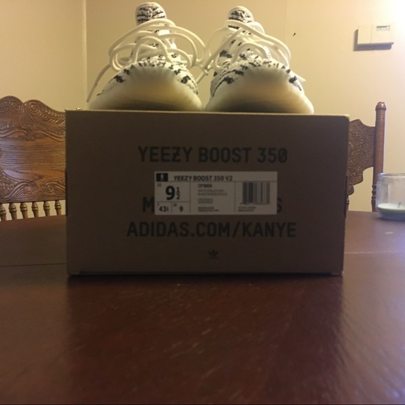Adida Yeezy Boost 350 v2 Size 9.5 - Picture 3 of 8