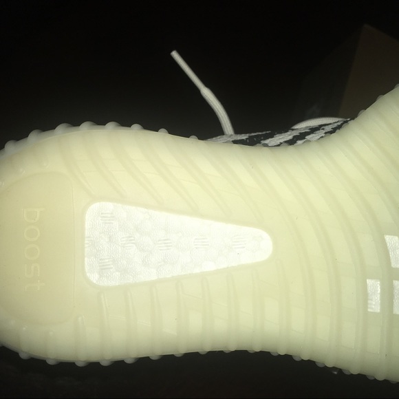 Adida Yeezy Boost 350 v2 Size 9.5 - Picture 4 of 8