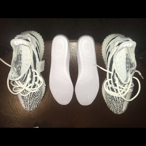 Adida Yeezy Boost 350 v2 Size 9.5 - Picture 5 of 8