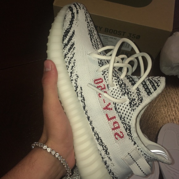 Adida Yeezy Boost 350 v2 Size 9.5 - Picture 8 of 8