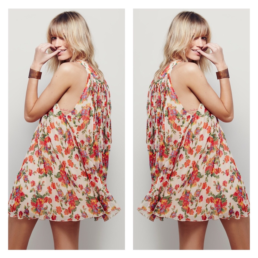 NWT fun flirty and floral pleated shift dress!