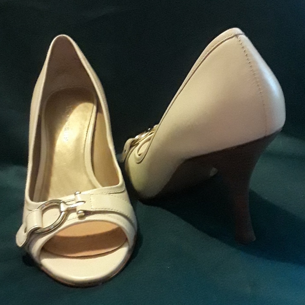 Anne Klein 2 1/2 inch pumps