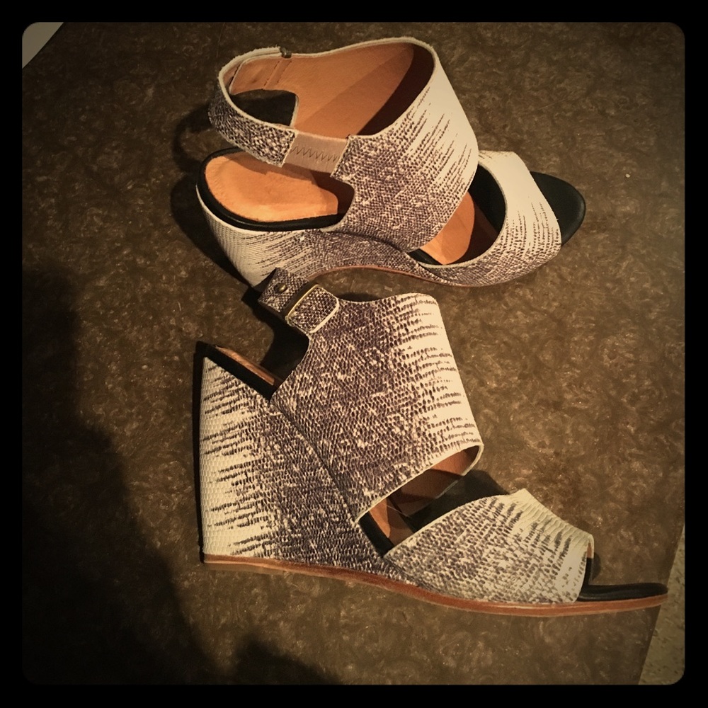 Super hot joie wedge shoes