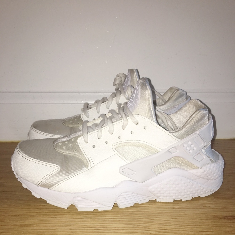 Nike Air Huaraches | White | US Women’s Size 8