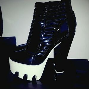 Black patent leather platform heel size 7.5
