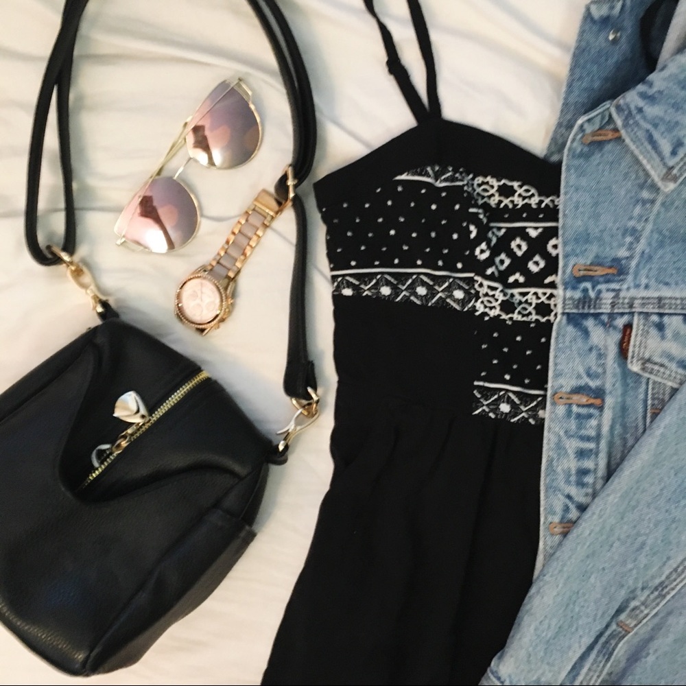 PRICE DROP⬇️Black leather Triangle Purse!