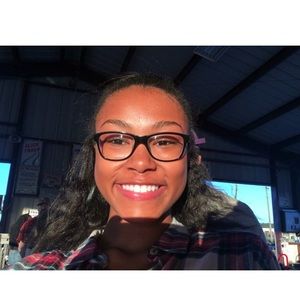 Meet your Posher, Kayla