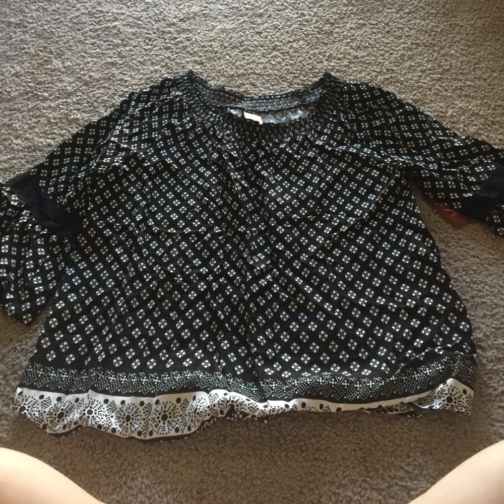 black and white 3/4 sleeve top