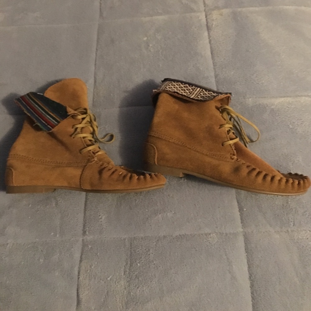 Mocassin slippers(NEVER BEEN WORN)