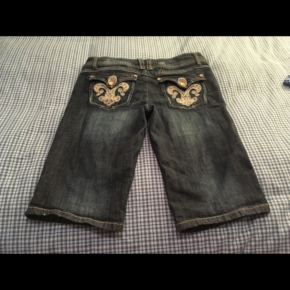 Jean capris (Bermuda shorts) with jeweled pockets.