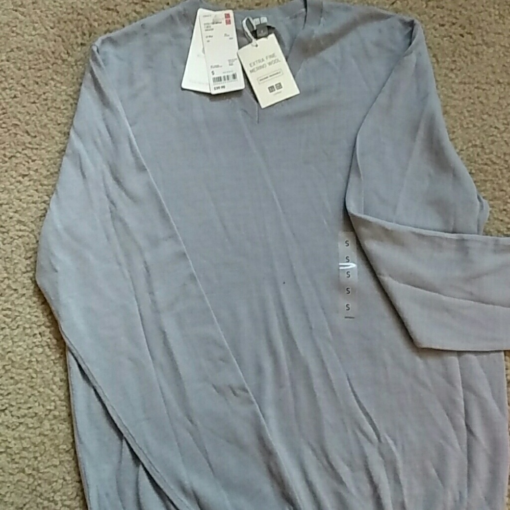 **NWT Men's Uniqlo Vneck sweater