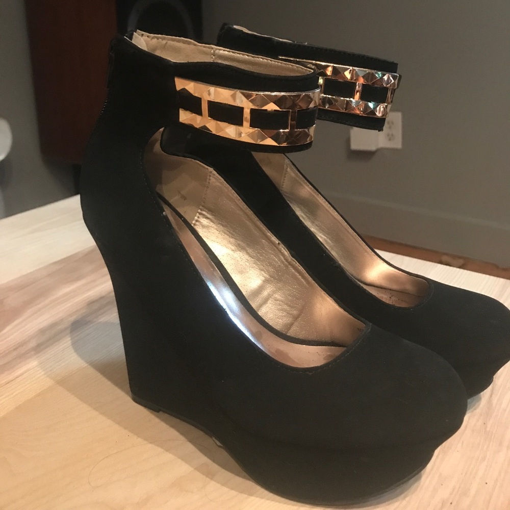 Never worn Size 6 suede Charlotte Russe wedges