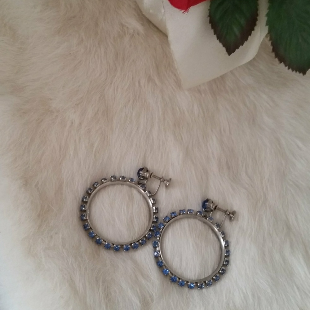 Vintage screw on hoop earrings.