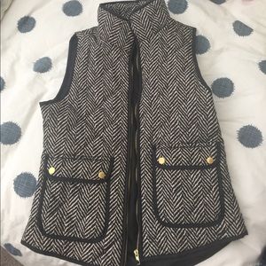 Herringbone pattern puffer vest.