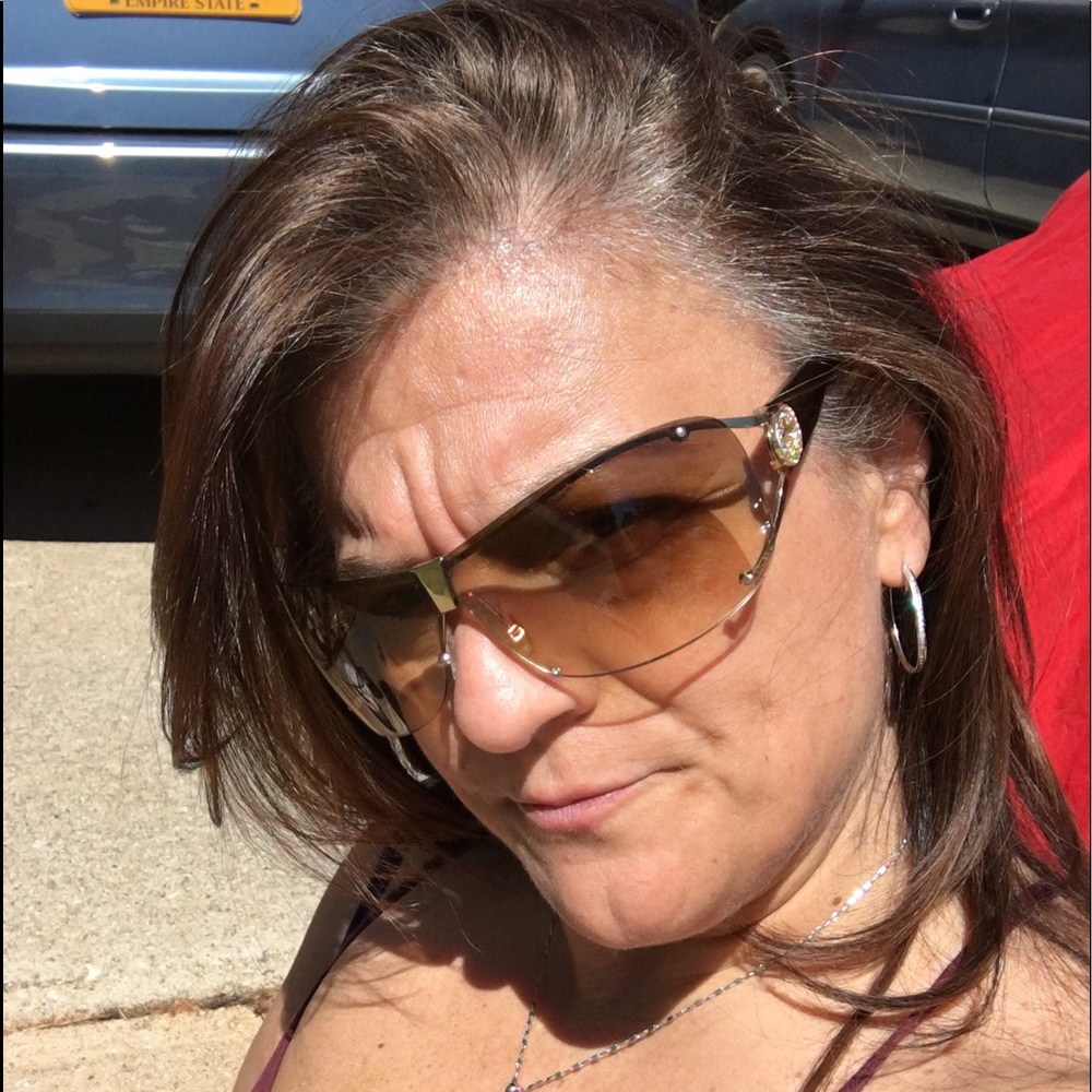 Meet your Posher, Flora