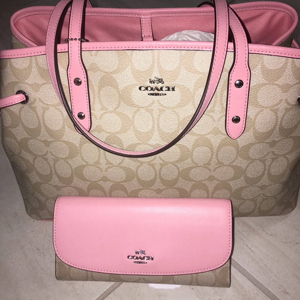 Coach Signature Drawstring Cryall in khaki / blush