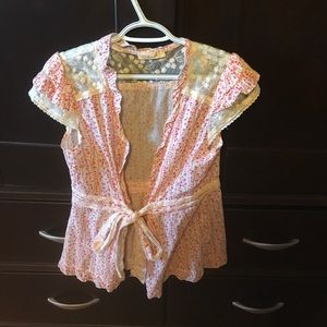 Flirty cute top red and off white. Tie in front.