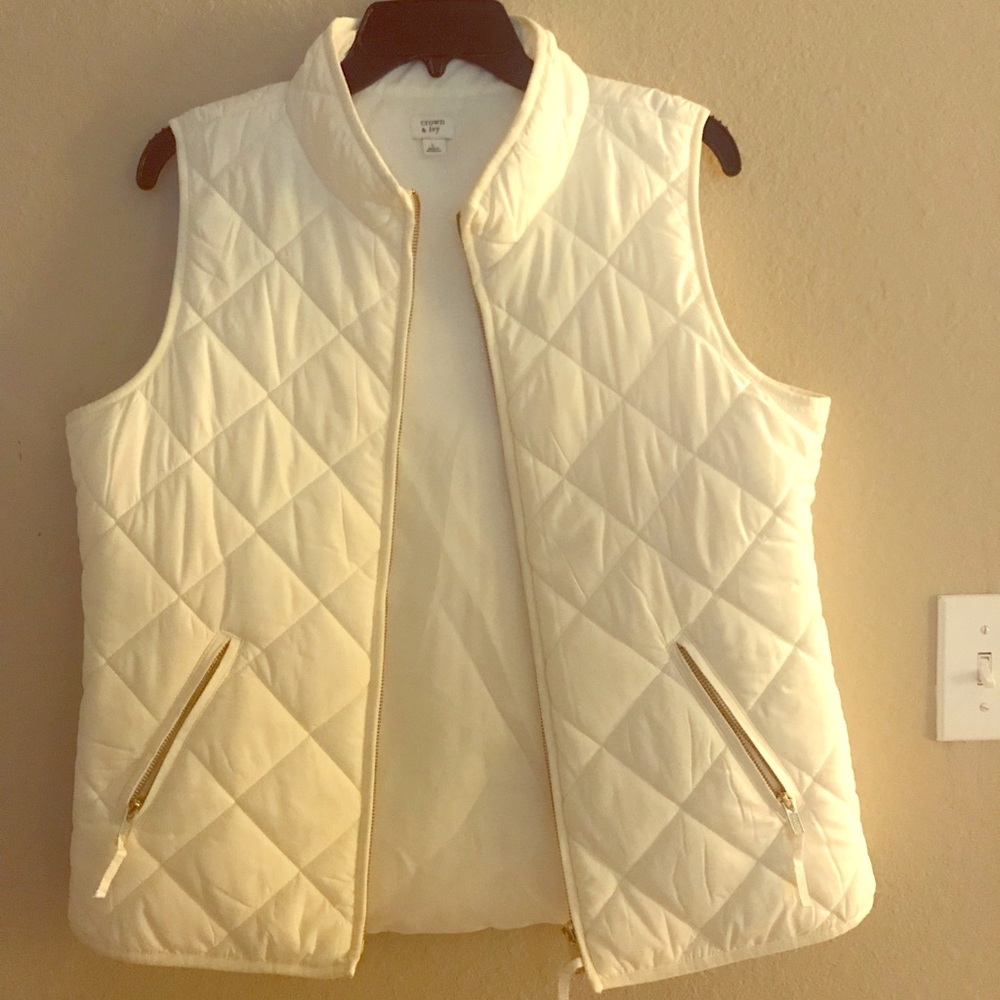 NWOT crown and ivy puffed vest