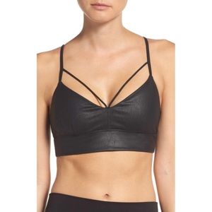 alo spotlight bra in black