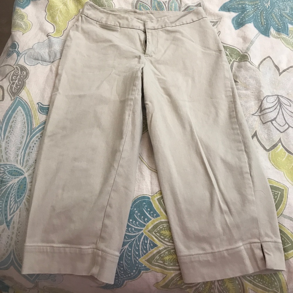 Tan cropped pants 👖