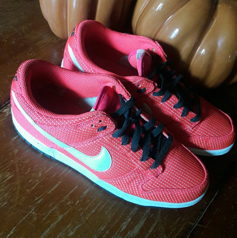 NIKE TENNIS SHOES