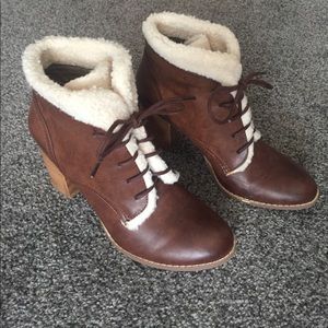 Price Dropped! Adorable brown booties w/ fur trim