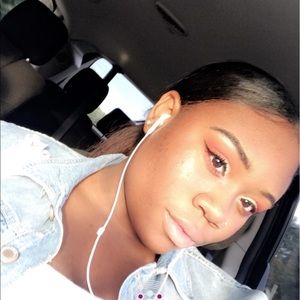 Meet your Posher, Amira