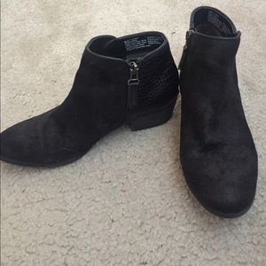 Simply Vera Vera Wang black booties