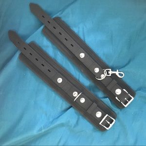 Onyx cuffs (handcuffs)