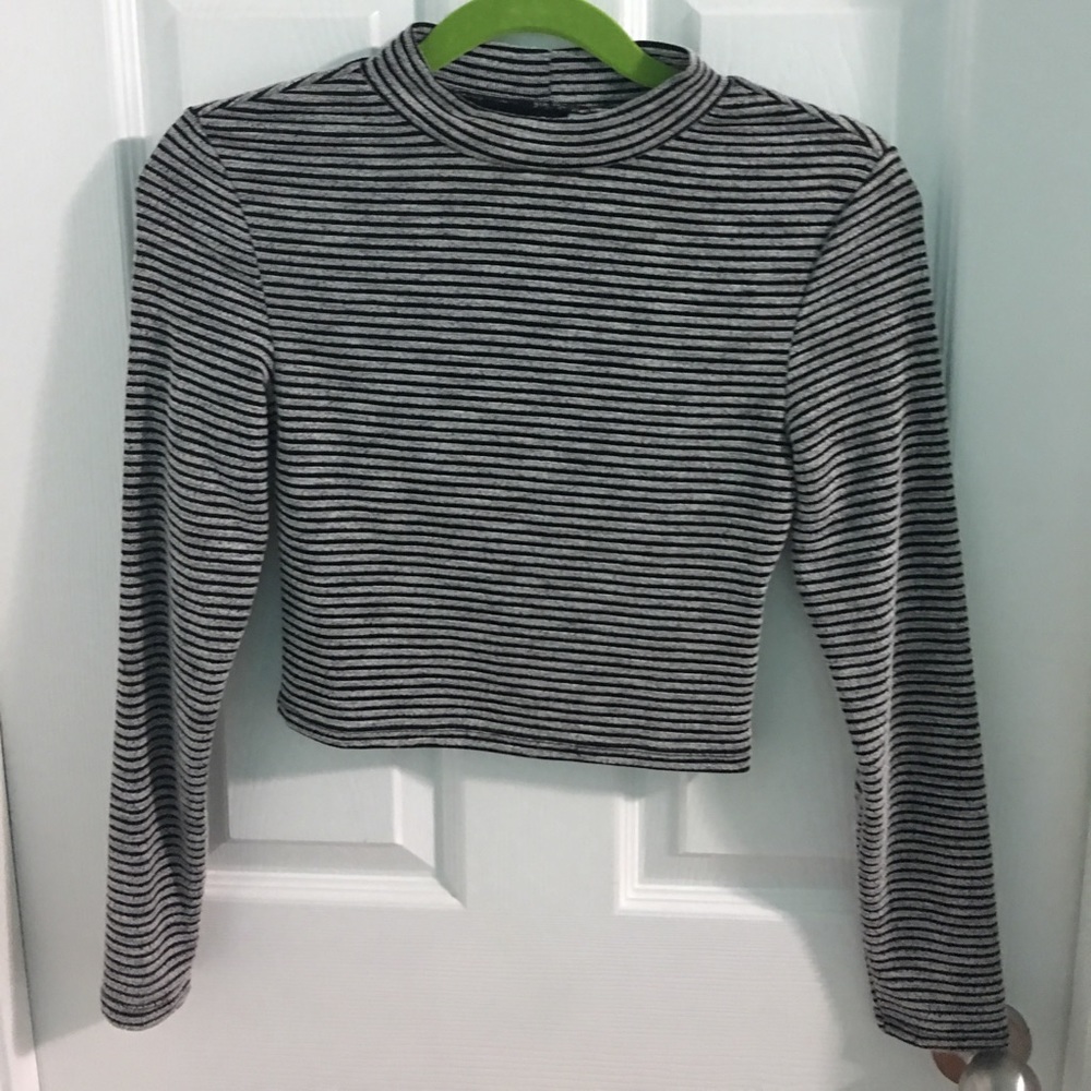 Black and gray stripped crop top