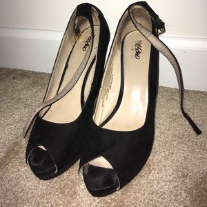 Black and gold wedges