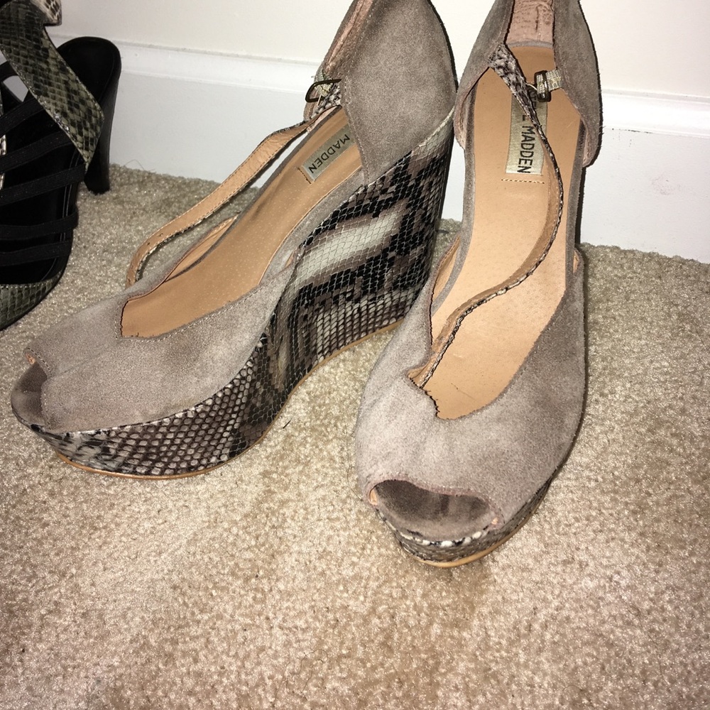 Snakeskin wedges Steve madden maybe a size 9