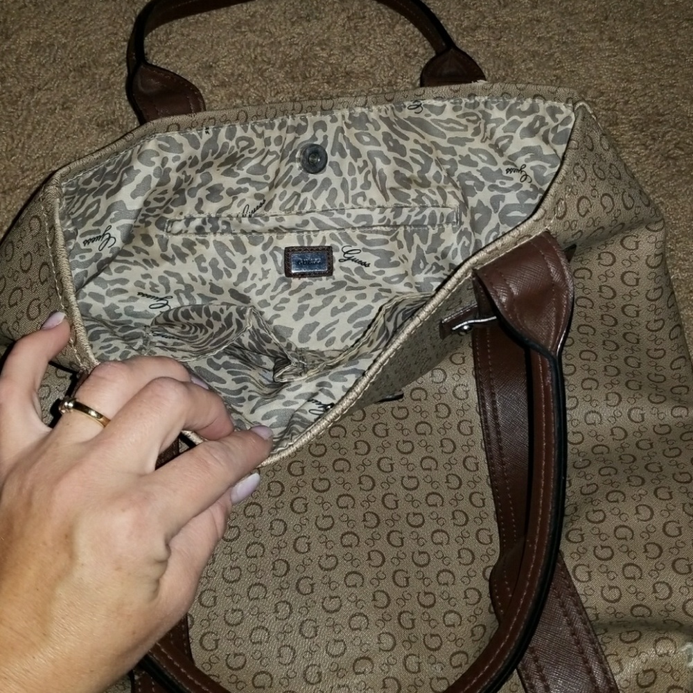 Guess purse - Picture 3 of 3