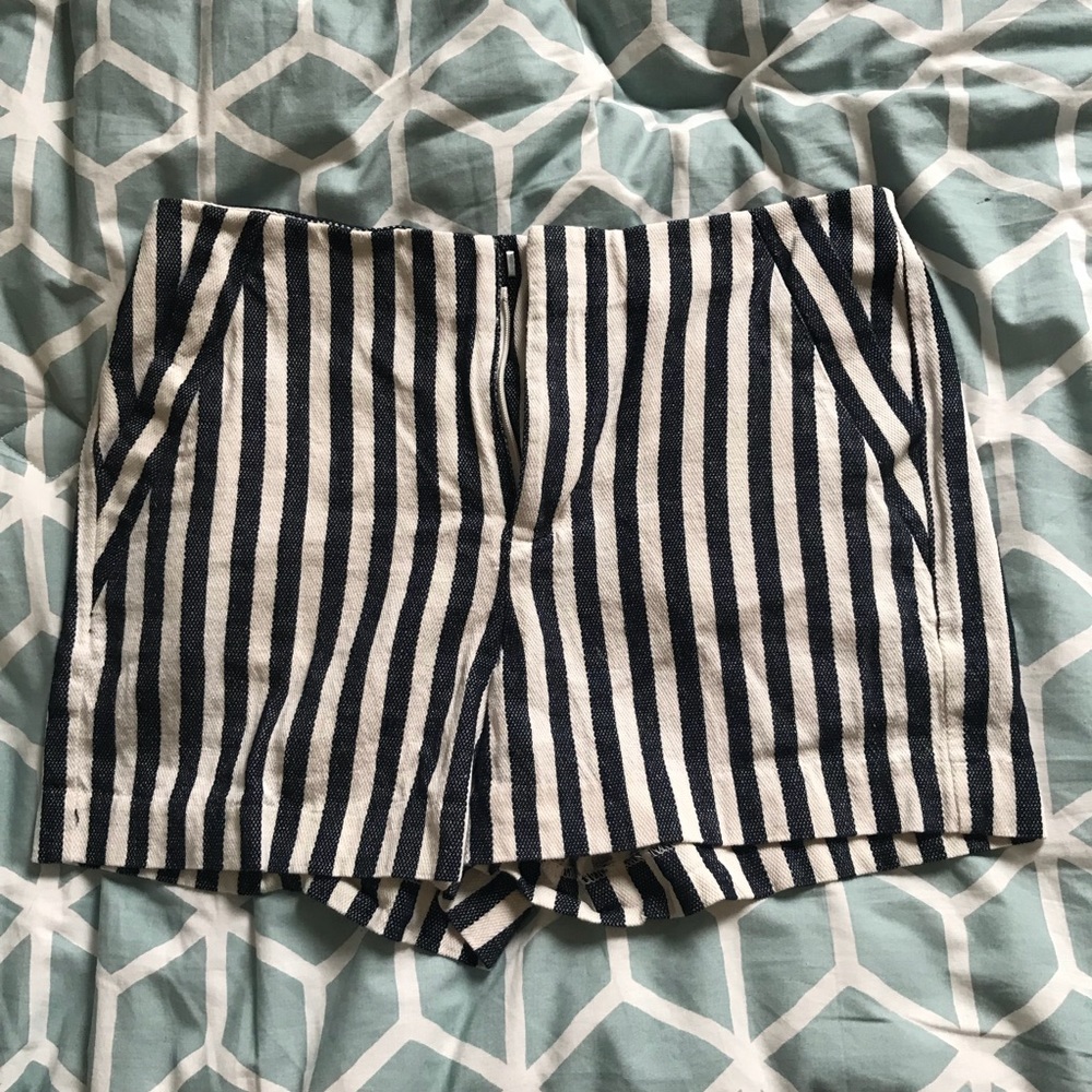 Off white / navy striped Banana Republic shorts