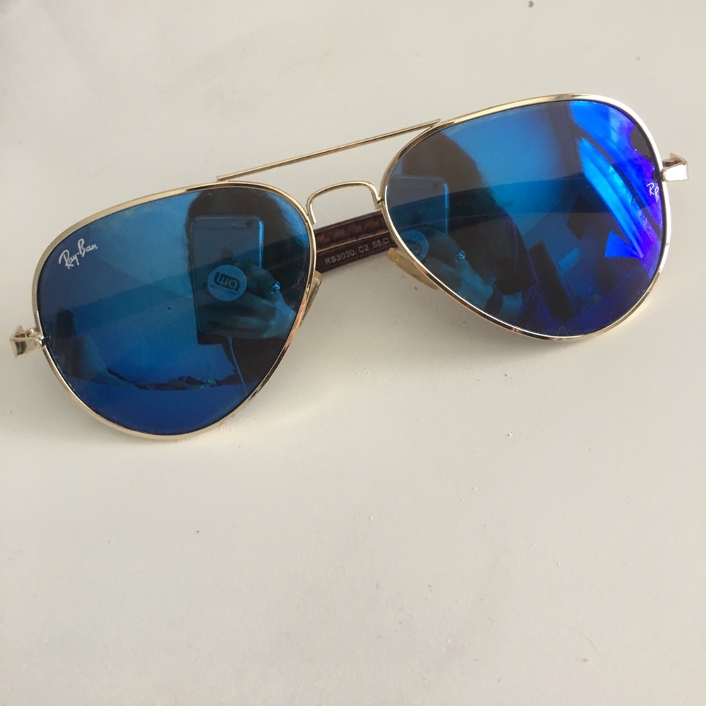 Mirrored Ray-Ban Aviators