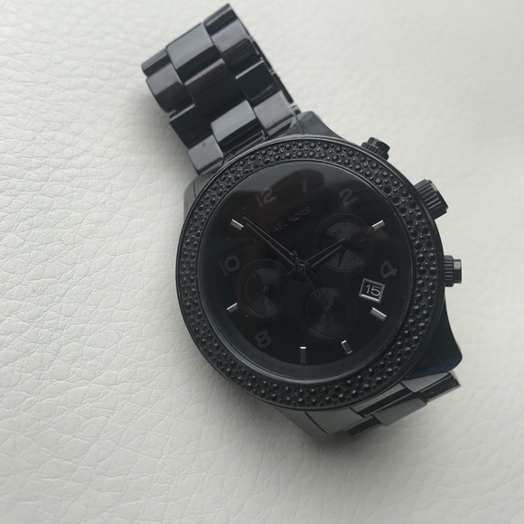 Black lady\'s Michael Kors watch main image 4