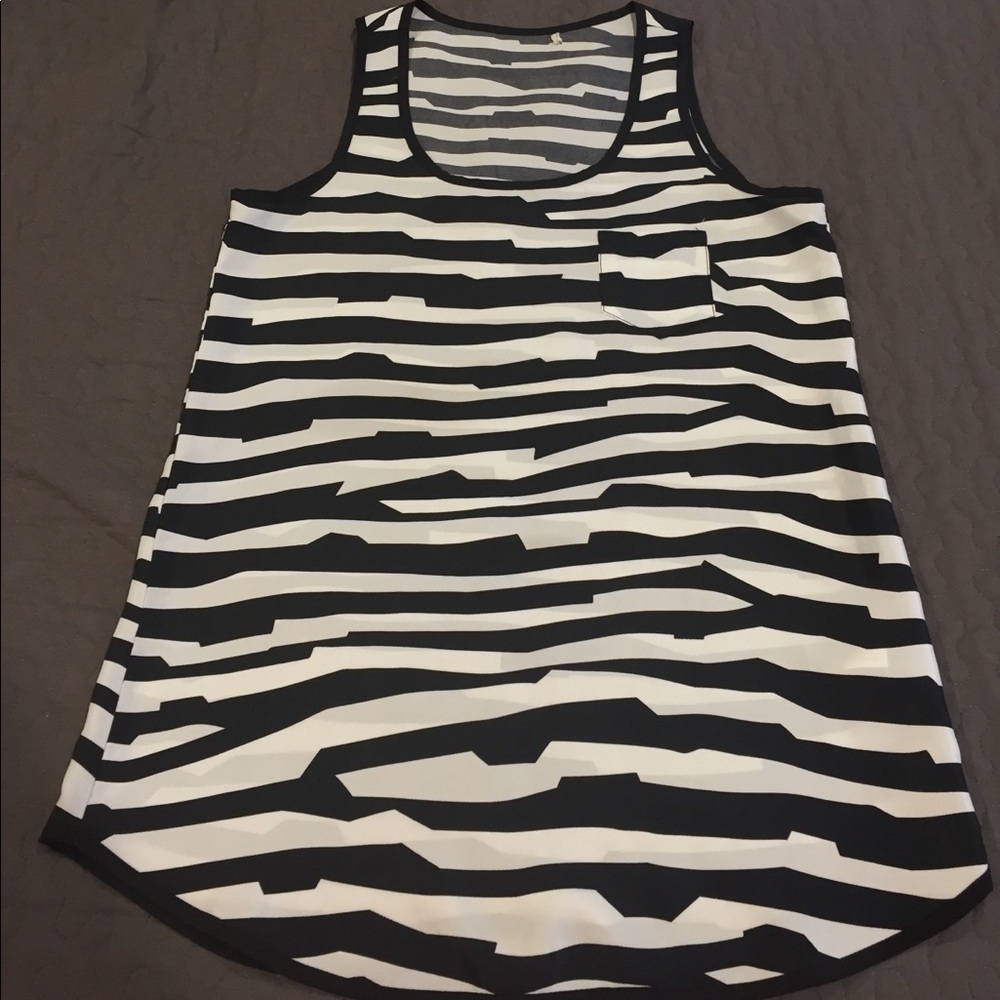 Graphic printed black and white tank top!