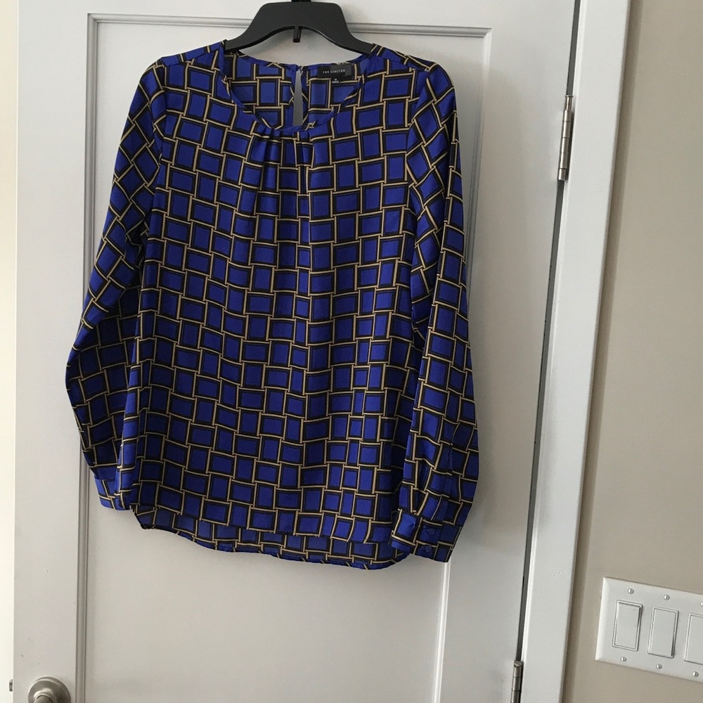 Classic lightweight long sleeve blouse.