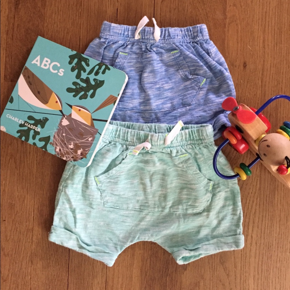 Set of two kangaroo style shorts by Cat & Jack