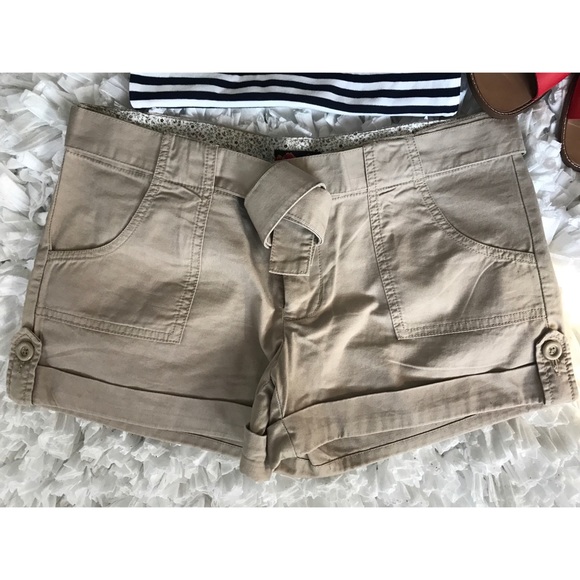 Forever 21 Khaki Shorts with belt - Picture 2 of 4