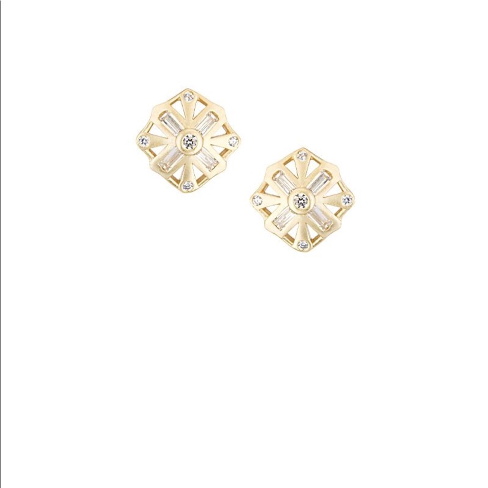In search of these gold maddie earrings!!!