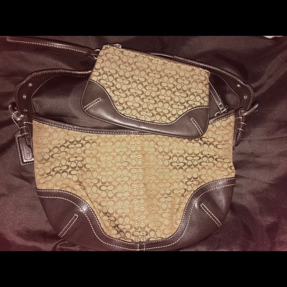 Coach Signature Purse and Wristlet 👜❤️ 2x1 deal! - Picture 2 of 5