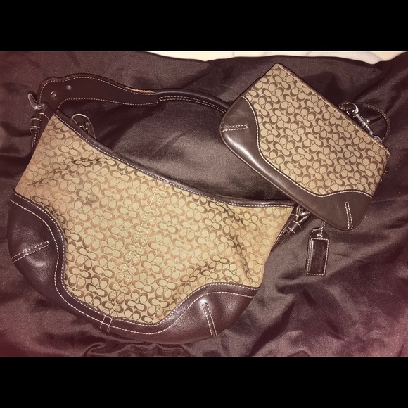 Coach Signature Purse and Wristlet 👜❤️ 2x1 deal! - Picture 3 of 5