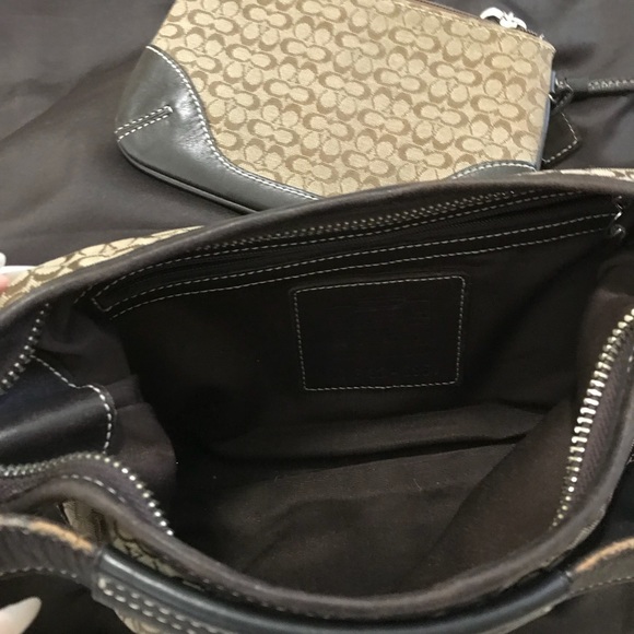 Coach Signature Purse and Wristlet 👜❤️ 2x1 deal! - Picture 4 of 5