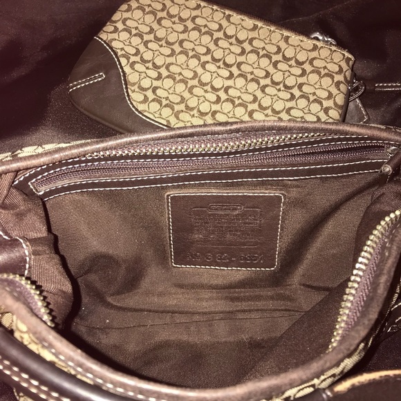 Coach Signature Purse and Wristlet 👜❤️ 2x1 deal! - Picture 5 of 5