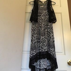 Adorable black/white maxi dress