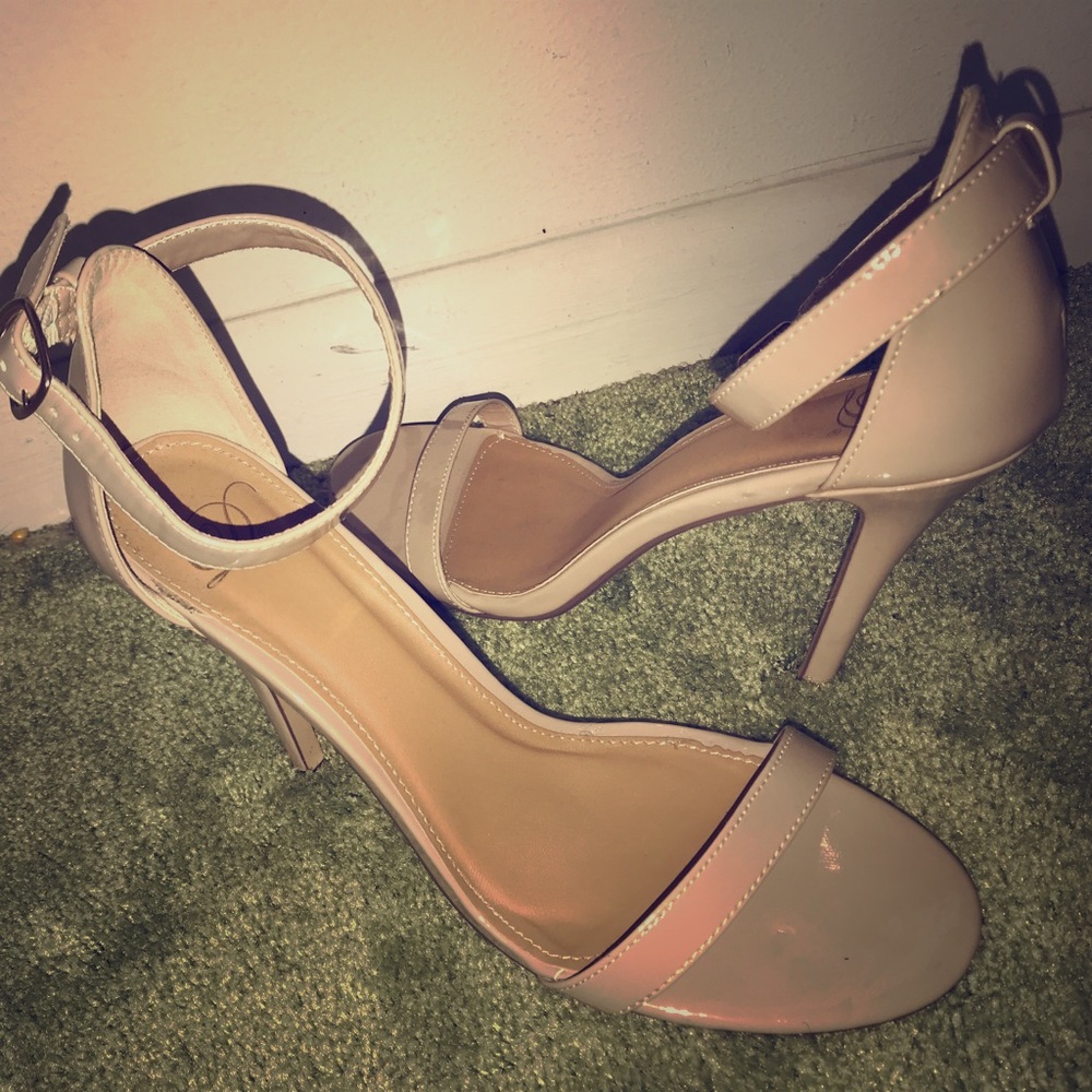 Nude patent leather sandals💐