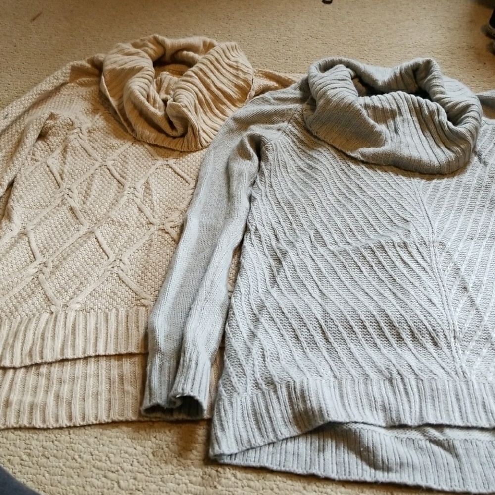 2 long sleeve sweaters. Gray and cream.