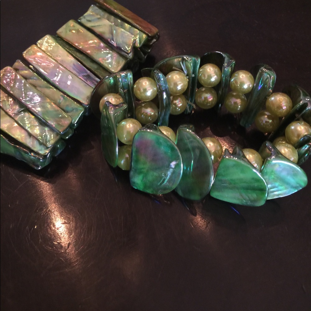 Set of two green mother of pearl like bracelets
